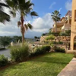 Bright 3-Bedroom With Sunset Views