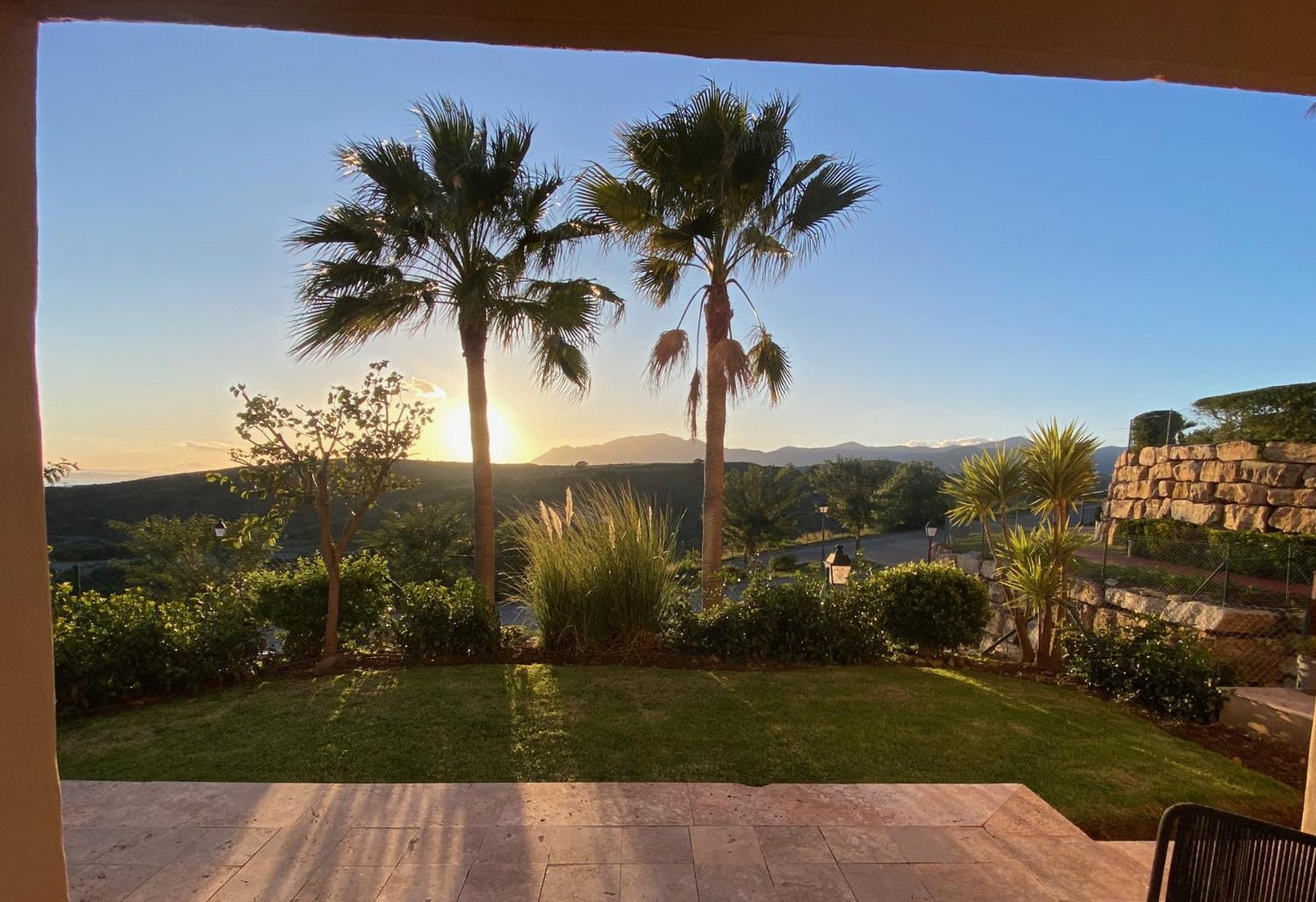 Apartamento Bright 3-bedroom With Sunset Views Estepona